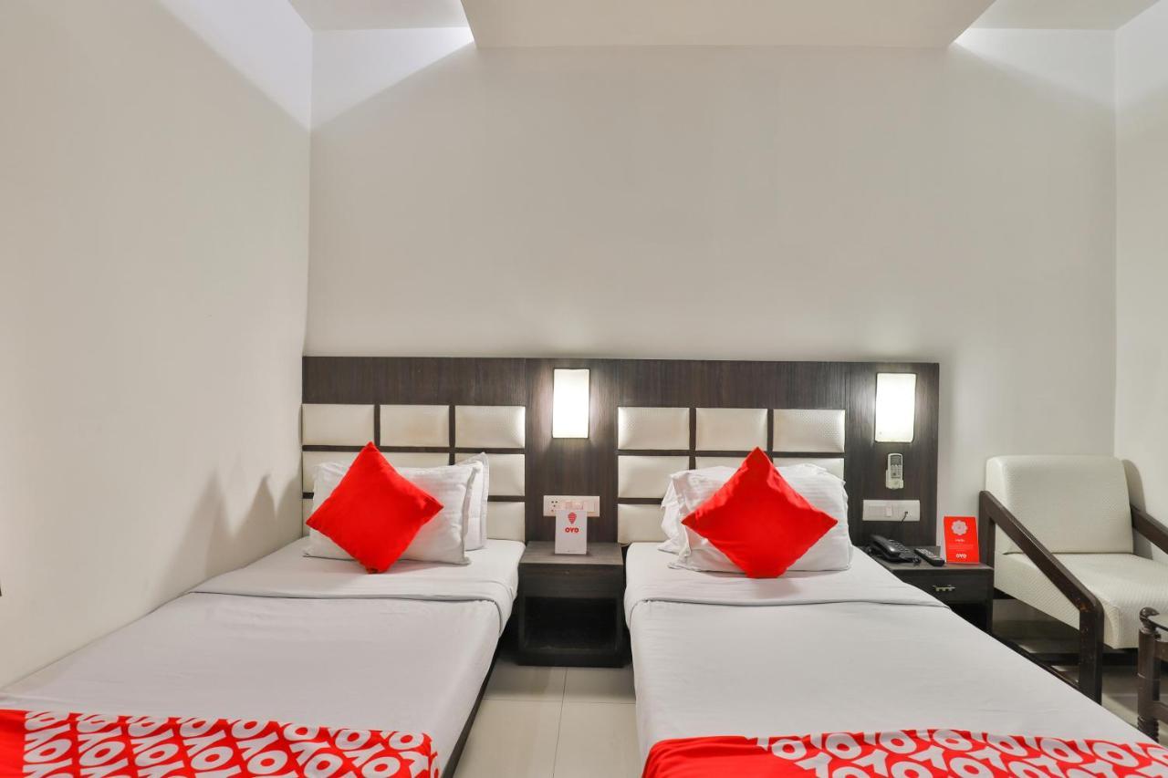 Oyo 2351 Hotel Golden Plaza Ahmedabad Exterior photo