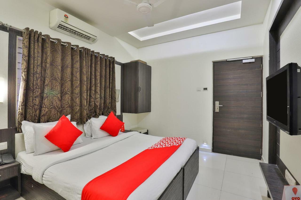 Oyo 2351 Hotel Golden Plaza Ahmedabad Exterior photo
